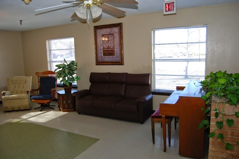 OAK MANOR OF COMMERCE NURSING AND REHABILITATION nursing home in COMMERCE, TX - Photo 2 of 5