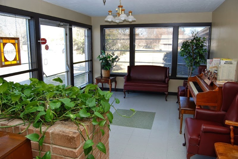 OAK MANOR OF COMMERCE NURSING AND REHABILITATION nursing home in COMMERCE, TX - Photo 4 of 5