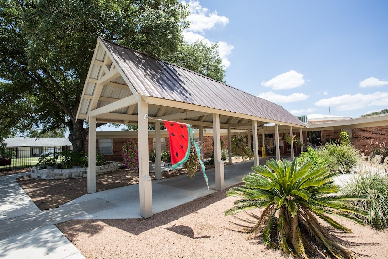 Magnolia Living and Rehabilitation nursing home in Luling, TX - Photo 2 of 5