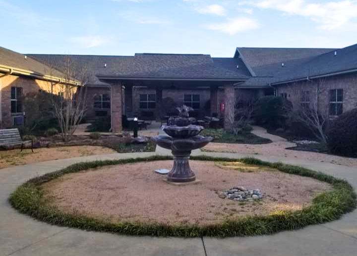 ROCK CREEK HEALTH AND REHABILITATION nursing home in SULPHUR SPRINGS, TX - Photo 2 of 10